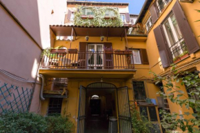 Отель Roman house with balcony  Рим